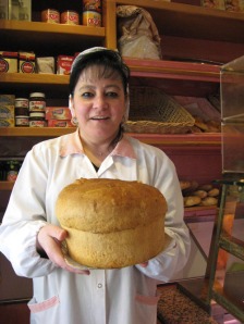 Doesn't it compare nicely to this lovely Umbrian woman's loaf?